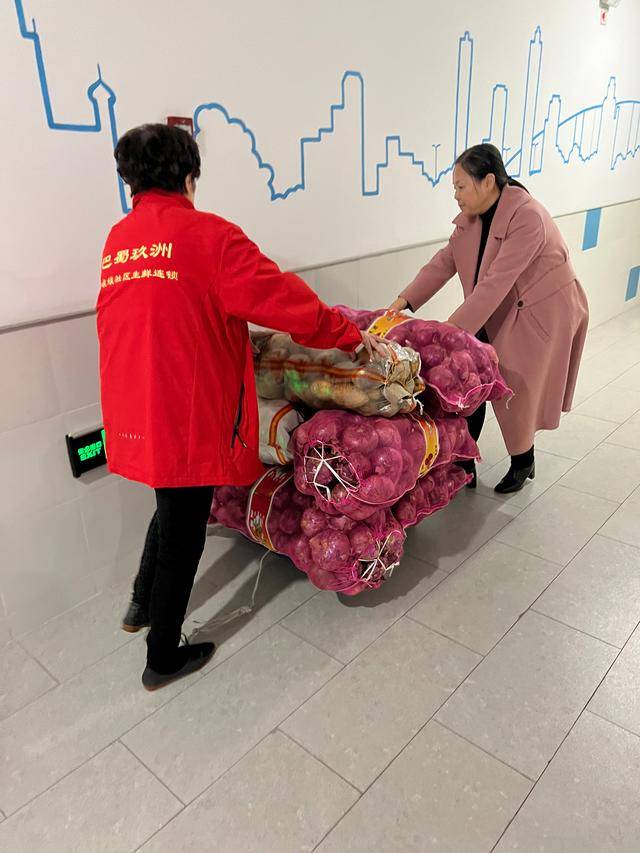 生鲜礼包|停业半个月的小区迎来“及时雨”,千余份生鲜礼包一夜之间送到家家户户