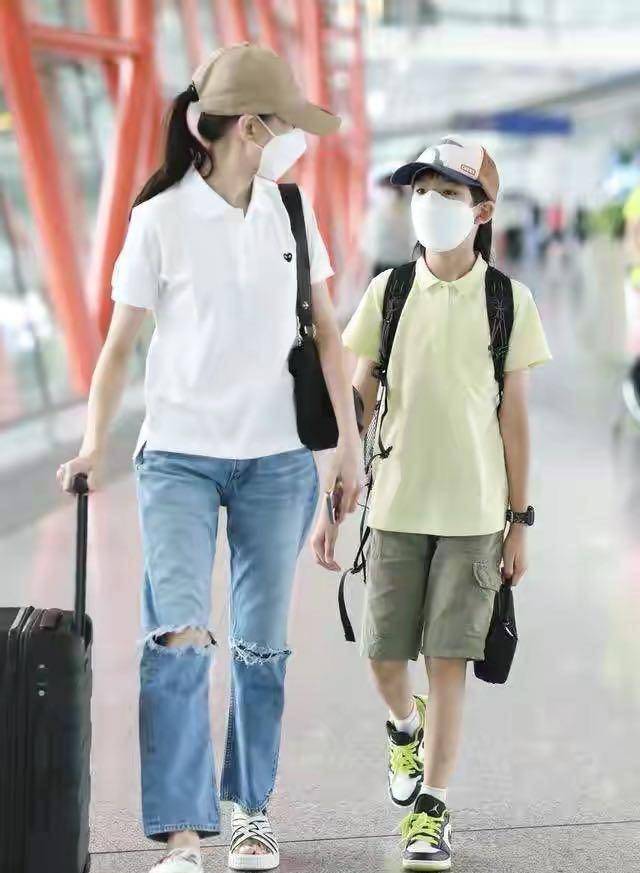 潘粤明董洁与潘粤明的儿子快出道吧！陪妈走机场星范十足，这发型潮爆了