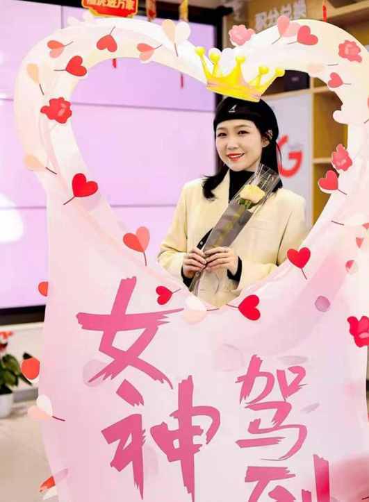 送玫瑰玩自拍得权益金湖北电信线上线下联动举办三八女神驾到活动
