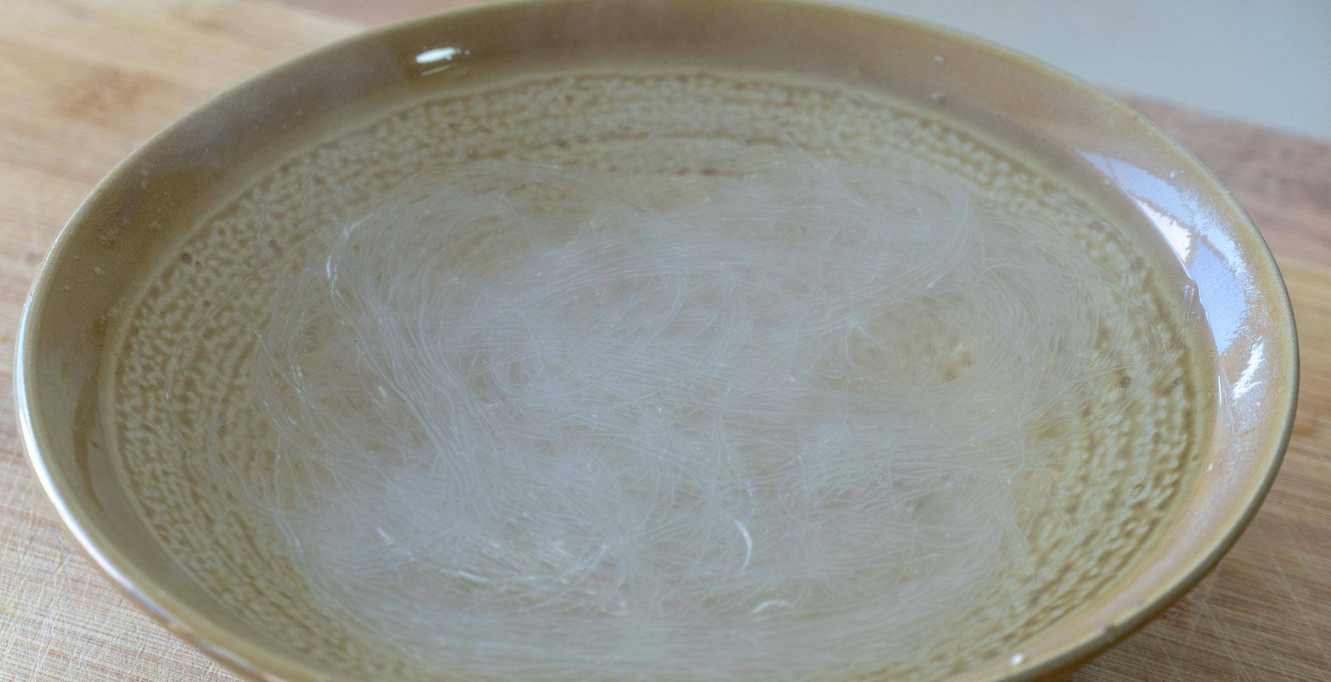 加入适量|爱美的女人，建议多吃“4红3黑2绿”，含铁量高，春季常吃气色好