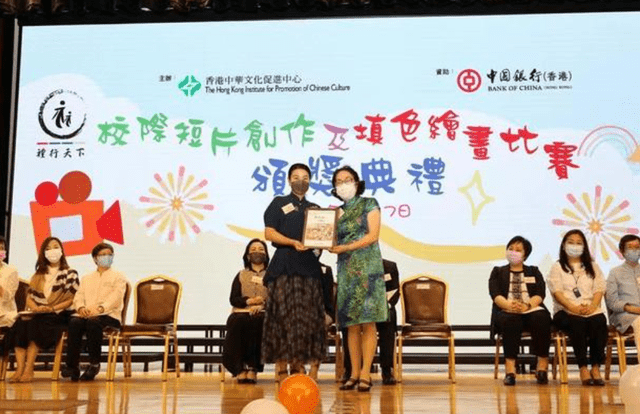 颜色 霍启刚带女儿亮相，小公主穿针织衫很朴素，夫妻俩从不富养女儿