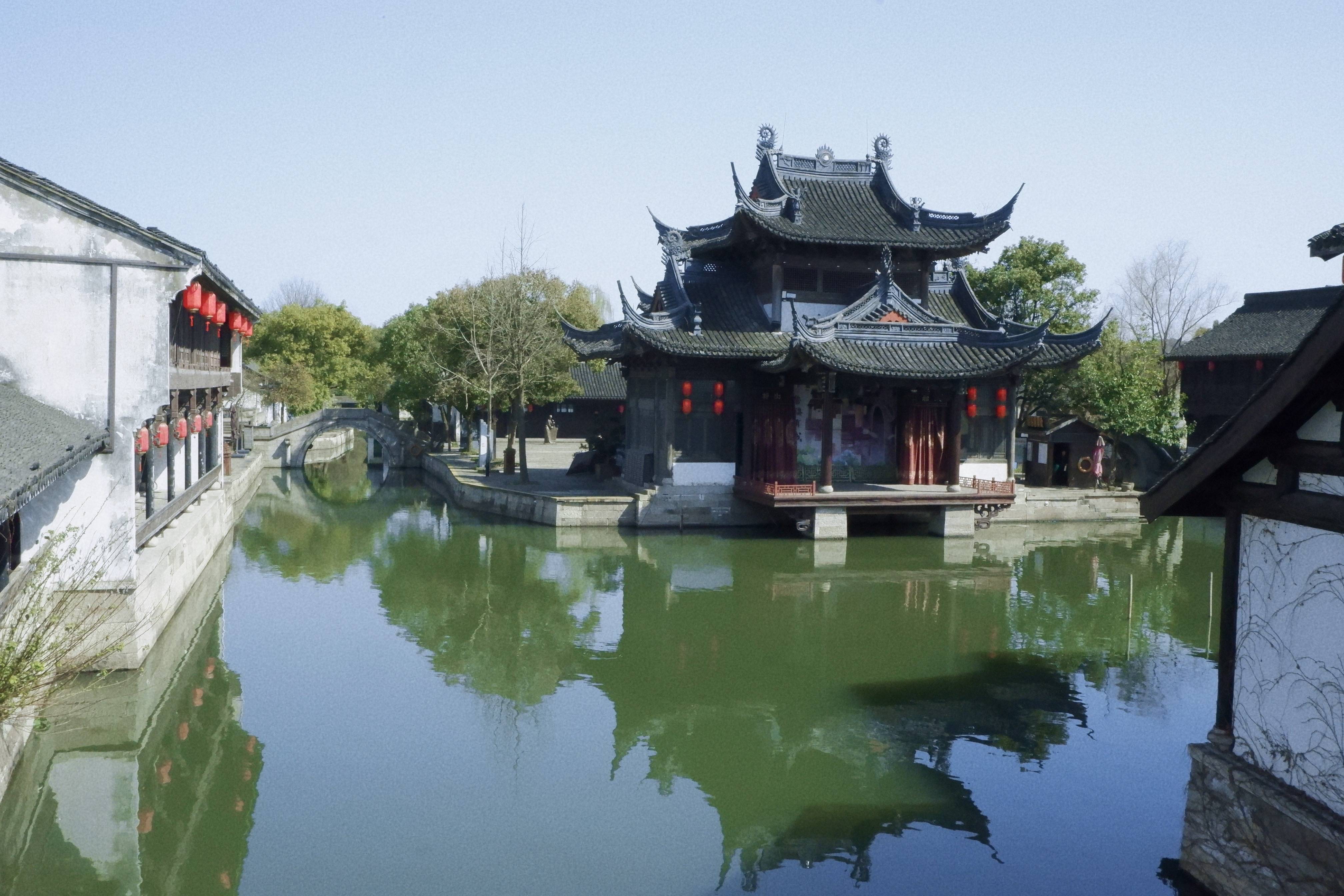 全新打造的鲁镇位于绍兴市柯岩风景区内,它完美复刻了鲁迅先生笔下的