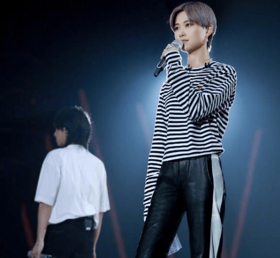 叛逆 李宇春太大胆了，穿卫衣配皮裤“叛逆”亮相，这腿细得像筷子