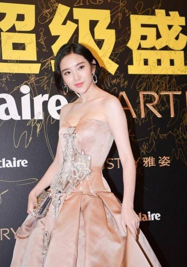 身材 唐艺昕婚后依然像少女，身材保持得完美，穿晚礼裙腰部太抢镜了