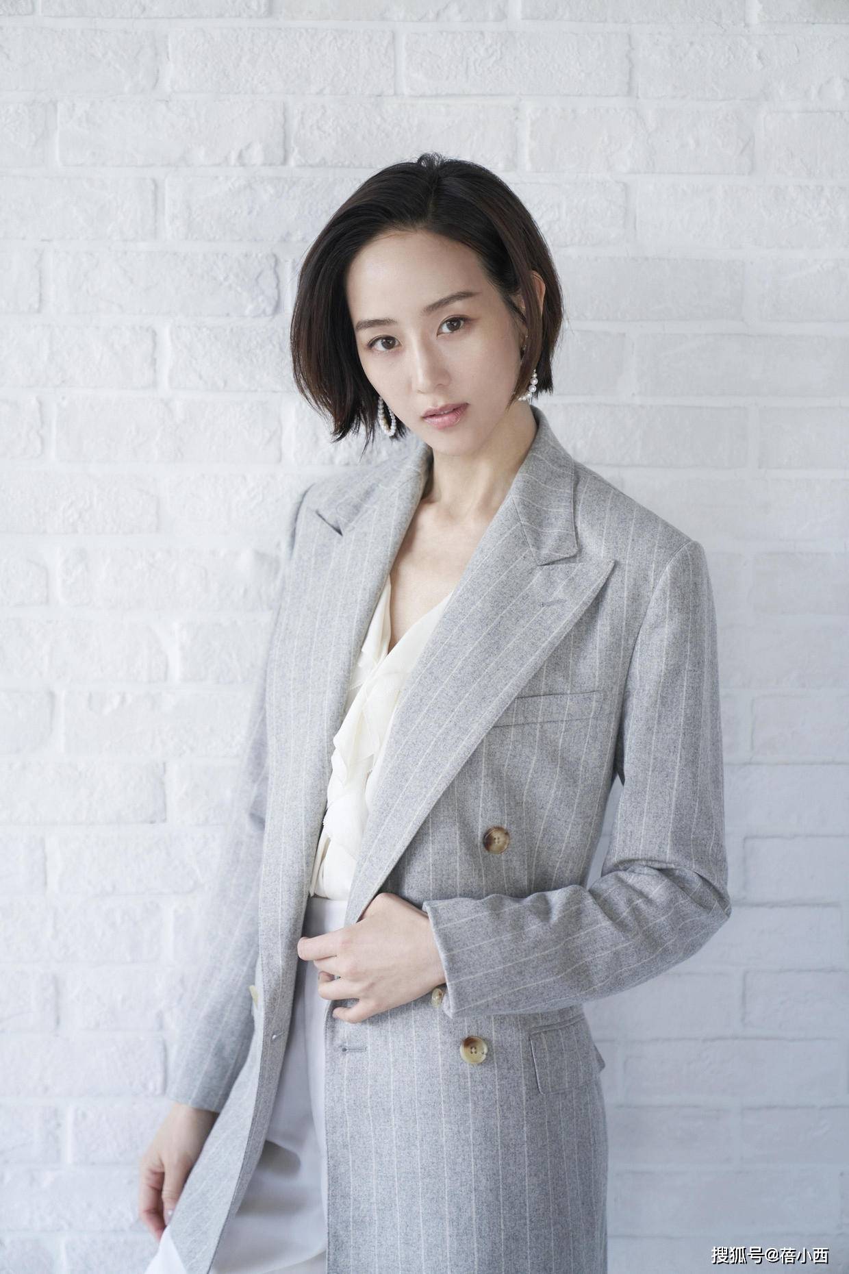 颜色 “张钧甯”的私服穿搭真时髦，穿格纹外套配卫衣，直接照穿也洋气