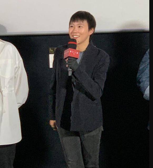 商务周迅穿商务裙参加首映礼，波浪马尾俏皮可爱，新人窦靖童却很谦虚
