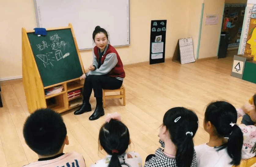 因为|学生在幼儿园阶段时，有些家长不受老师“待见”，与家庭条件无关