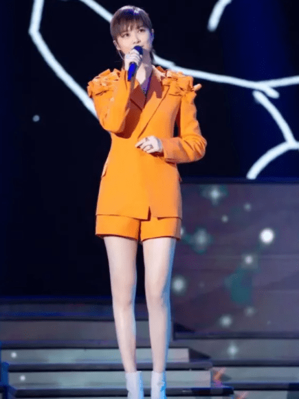 叛逆 李宇春太大胆了，穿卫衣配皮裤“叛逆”亮相，这腿细得像筷子