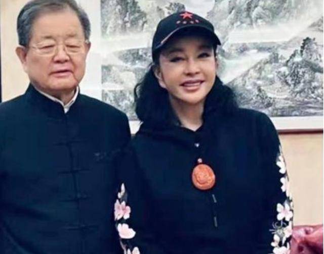 老公 刘晓庆夫妻高调亮相，参加活动同穿情侣装，她跟80岁老公还挺登对