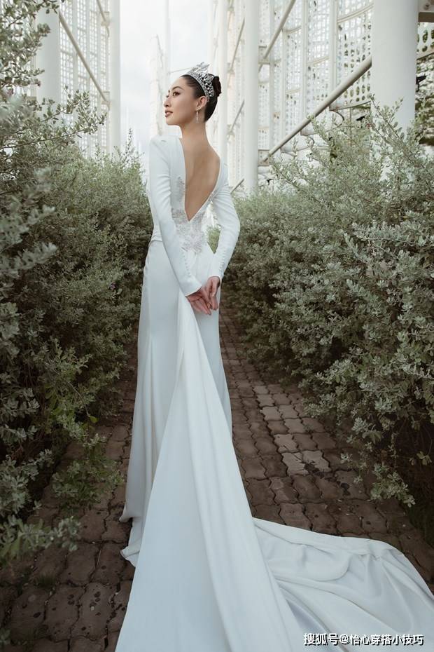 设计 梁垂玲小姐穿上30亿婚纱时，以华丽豪华的造型而引人注目