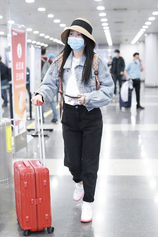 白卫衣 包文婧的私服造型还挺时髦，上身穿得很可爱，搭条丝袜却挺女人的