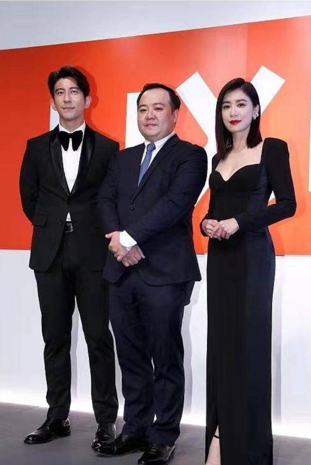 黑色 贾静雯携老公亮相，穿开衩长裙秀纤细长腿，看着比小老公还年轻