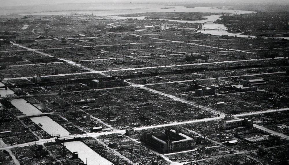 东京大轰炸,毁一半城市,100万死伤,日本差点被炸回石器时代