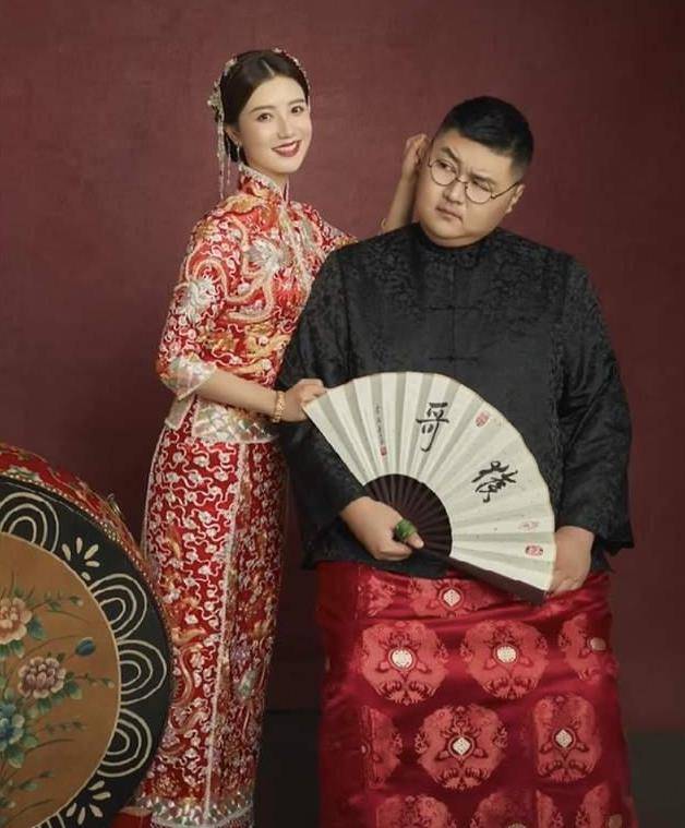 猴哥妻子何钰欣背景曝光晒家族公司内景照专注制作大型气模