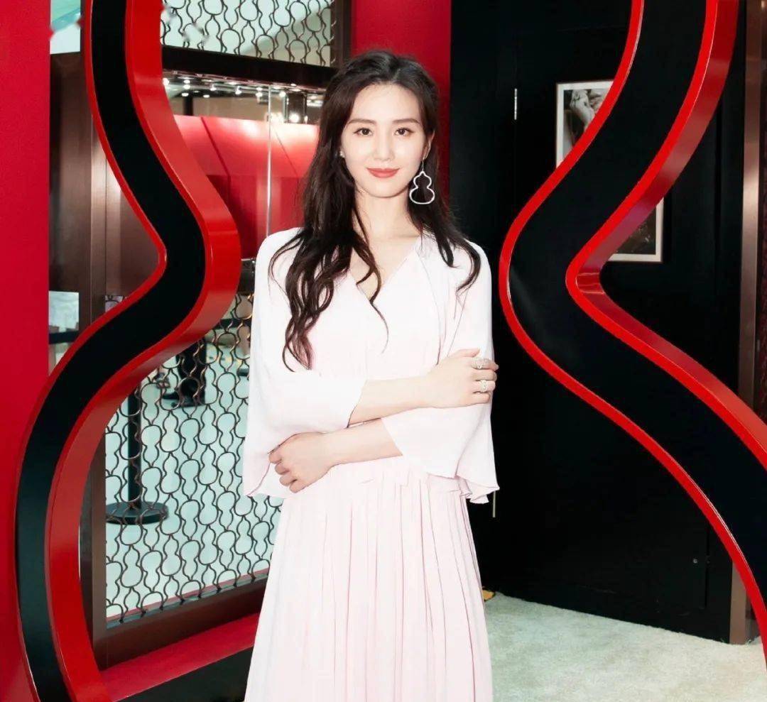 品牌出场自带“美颜滤镜”，热搜一姐没错了