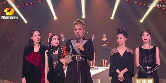 宁静|C位成团后的宁静，在机场被团宠了