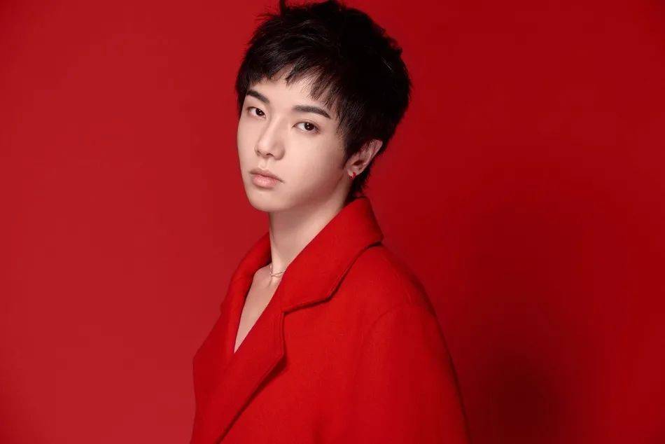 下巴5位“换头”成功付出代价的明星，鞠婧祎满脸硬伤，杨幂总是脸垮