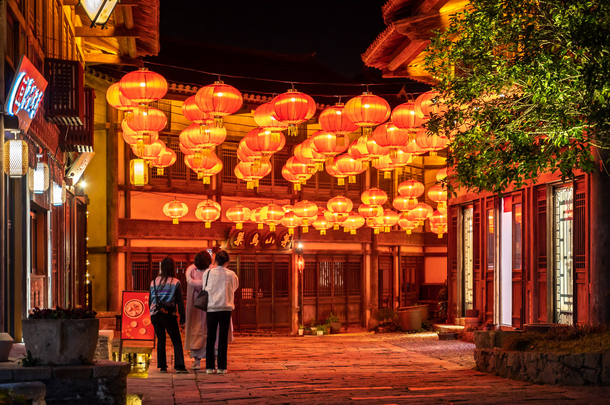 景区|常州有一座“逍遥山镇”，夜色下恍若走进了仙境，就在茅山脚下