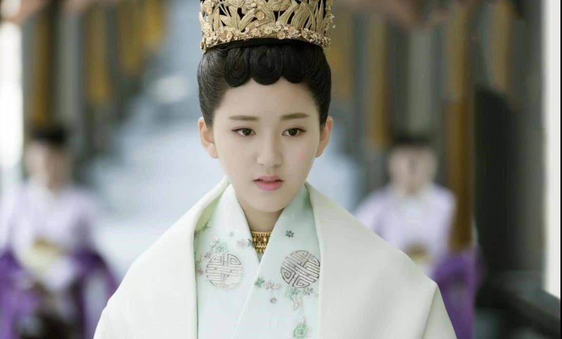 假发肉脸塌鼻梁却一直都露额头,当看到有刘海的赵露思,网友喊着恋爱了!