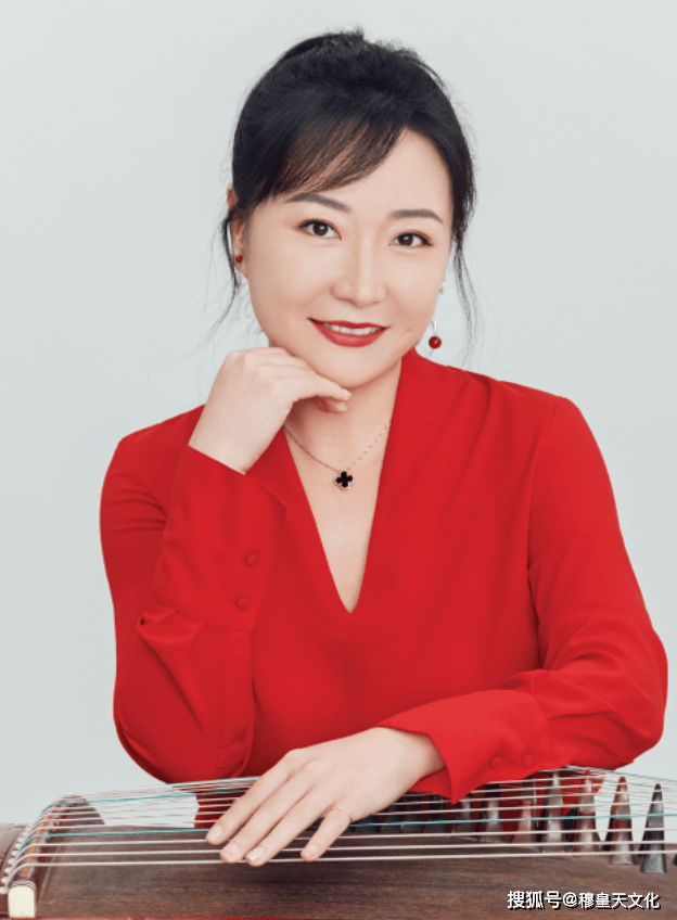 毕业于中央音乐学院古筝专业,先后师从于李萌,周望教授.