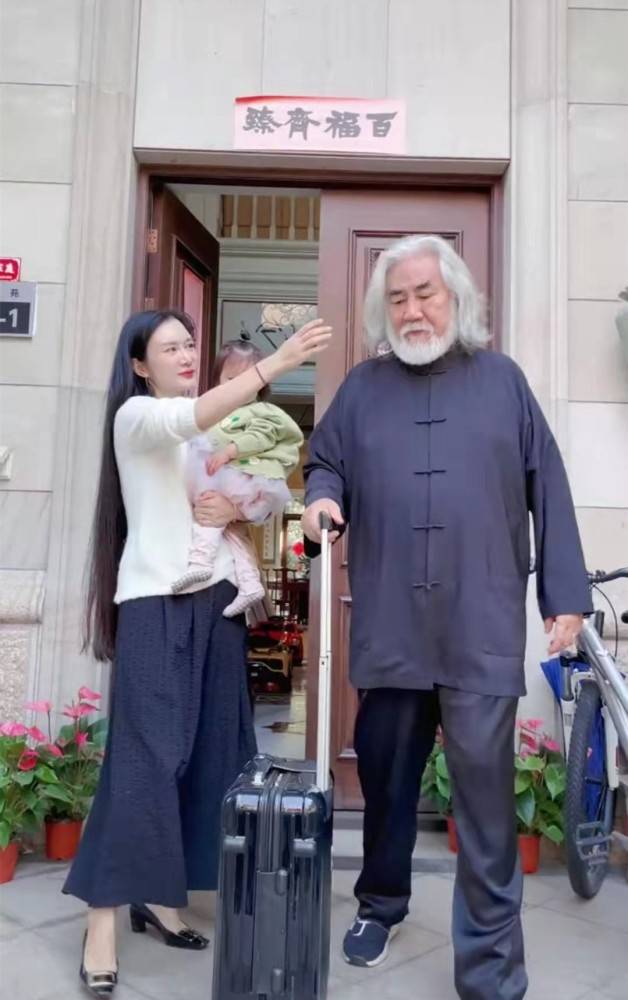 71岁张纪中与娇妻疑补办婚礼女方冒死生三胎被嘲老韵男方怼网友护妻成