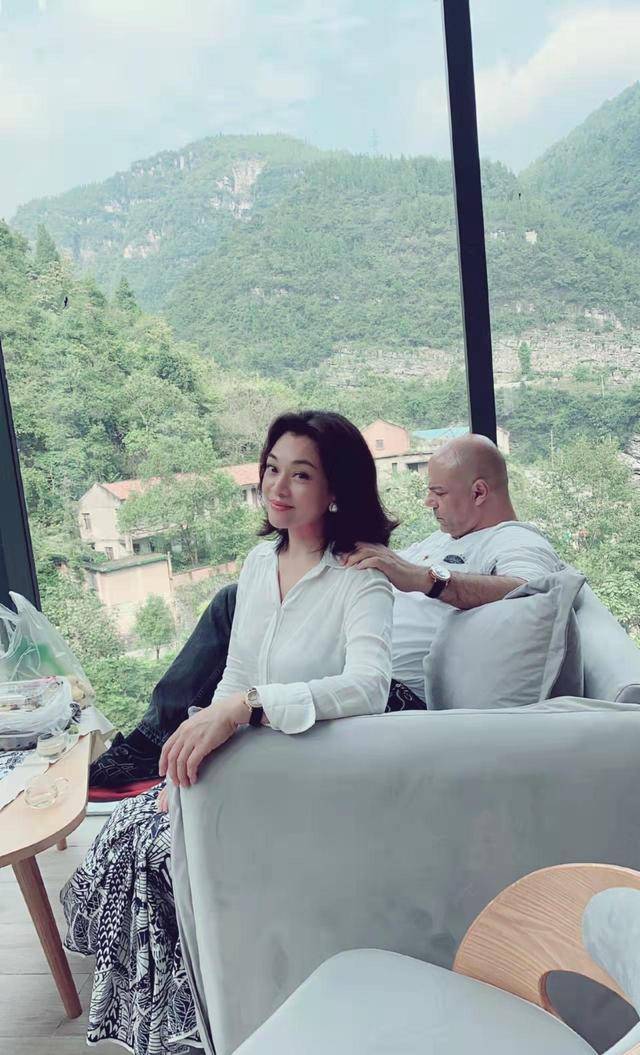 经典 史可夫妇外国出游，女文青打扮好友文艺范，外国光头老公显壮硕