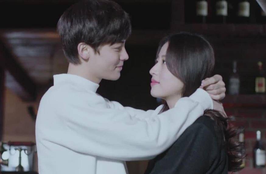 后来,许魏洲又相继和编剧柴鸡蛋,富二代董懿琳传出恋情,但都没有掀起