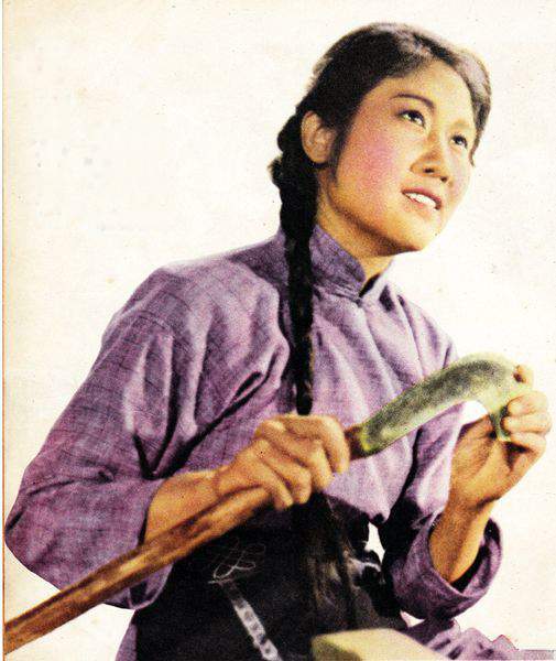 1957年,张瑞芳在根据黄梅戏改编的电影《凤凰之歌》,出演了女主角金凤