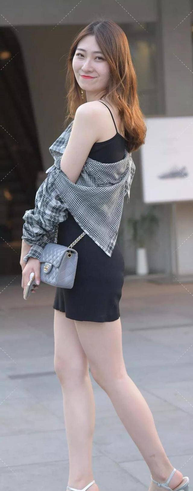 发型连衣裙穿出高级感，凸显惹人羡的身材，高贵气质尽显