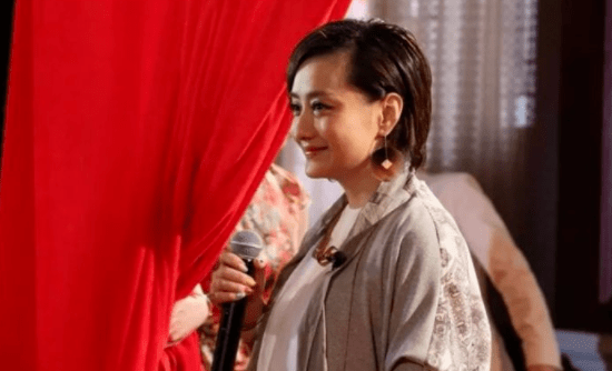 下巴“最丑紫薇”又整容，如今脸僵笑不出，这5位琼女郎都被整容毁了