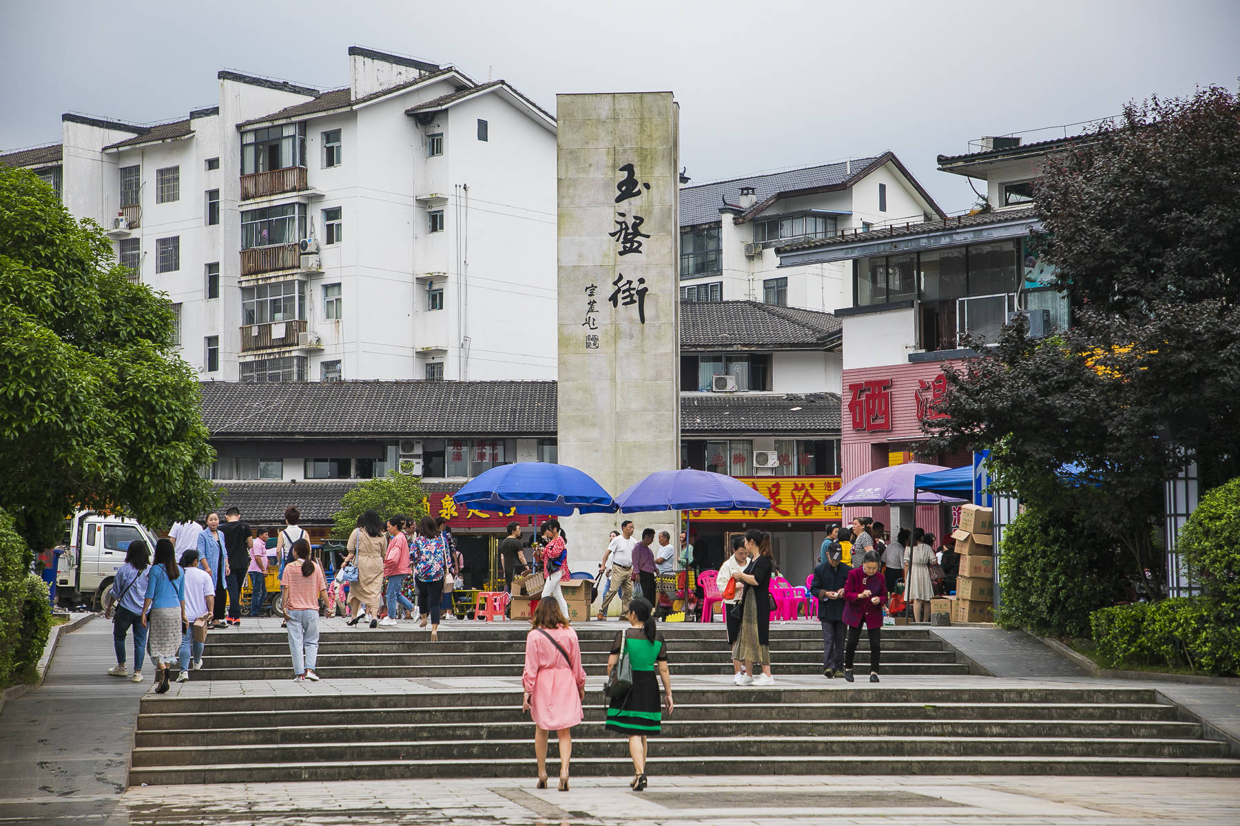 小镇|江西有座温汤小镇，日出温泉10000吨，大爷大妈组团当街泡脚