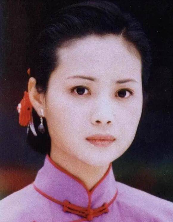 下巴瓜子脸、高鼻梁和尖下巴才是美女？这7位面若银盘的女星在线打脸