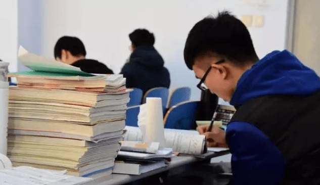 怎么在学校混日子 838e53c456774d2fb18eec3af1079ce3.png