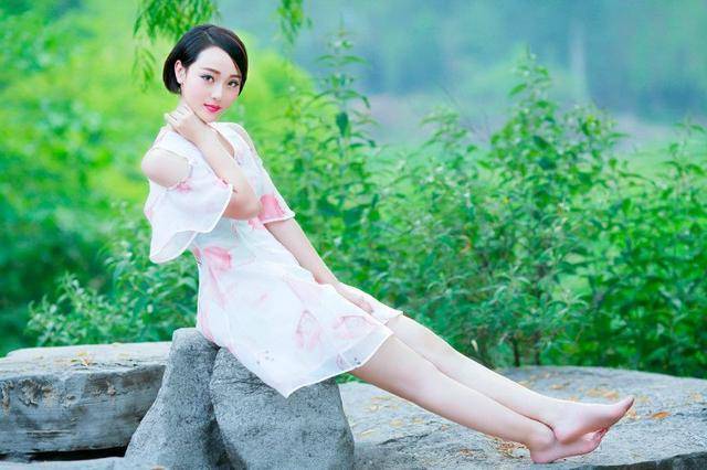 他扒开我的内裤强吻着我的下面 男友说要让我好好舒服一次(2)