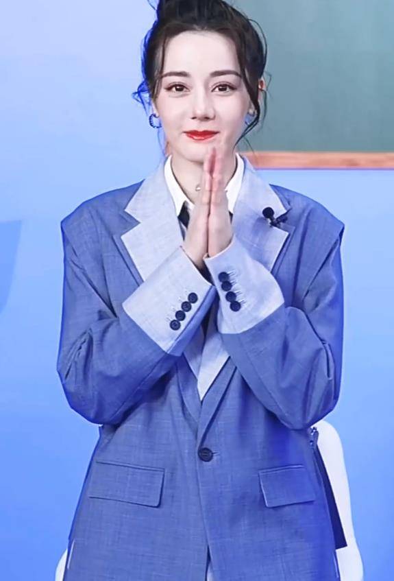 活动直播镜头下的女明星:杨紫唐嫣苹果肌瞩目,热巴娜扎跟精修图没差