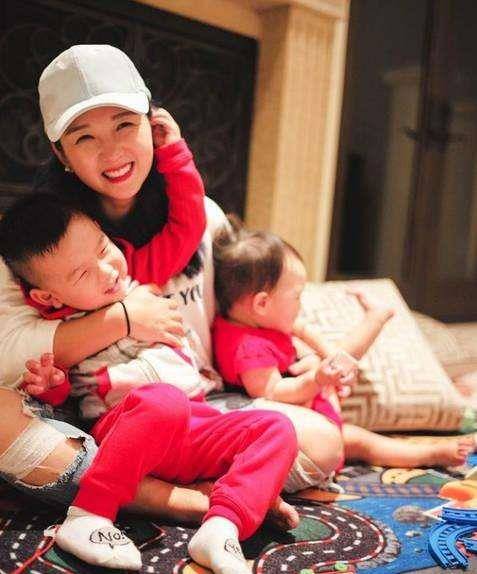 释小龙的前任何洁,已经二婚三胎,如今32岁的他过得怎么样了?