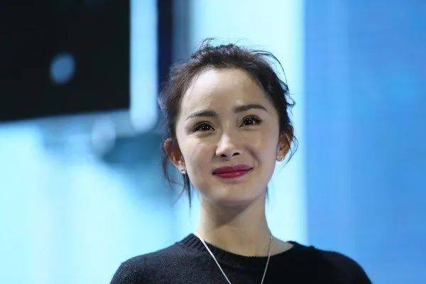 下巴5位“换头”成功付出代价的明星，鞠婧祎满脸硬伤，杨幂总是脸垮