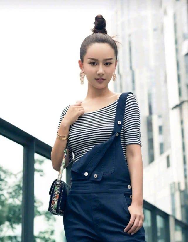 发型有种“整容”叫杨紫扎丸子头，少女感全无，网友：差点以为是蔡明