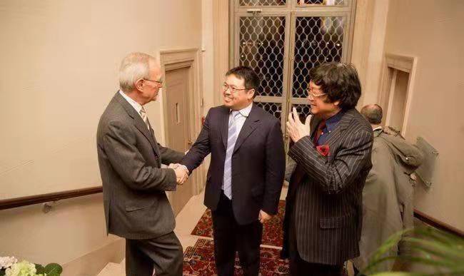 富豪因生孩子翻脸,妻子怒了,直接分走12亿_李健勤_李德义_曾昭颖