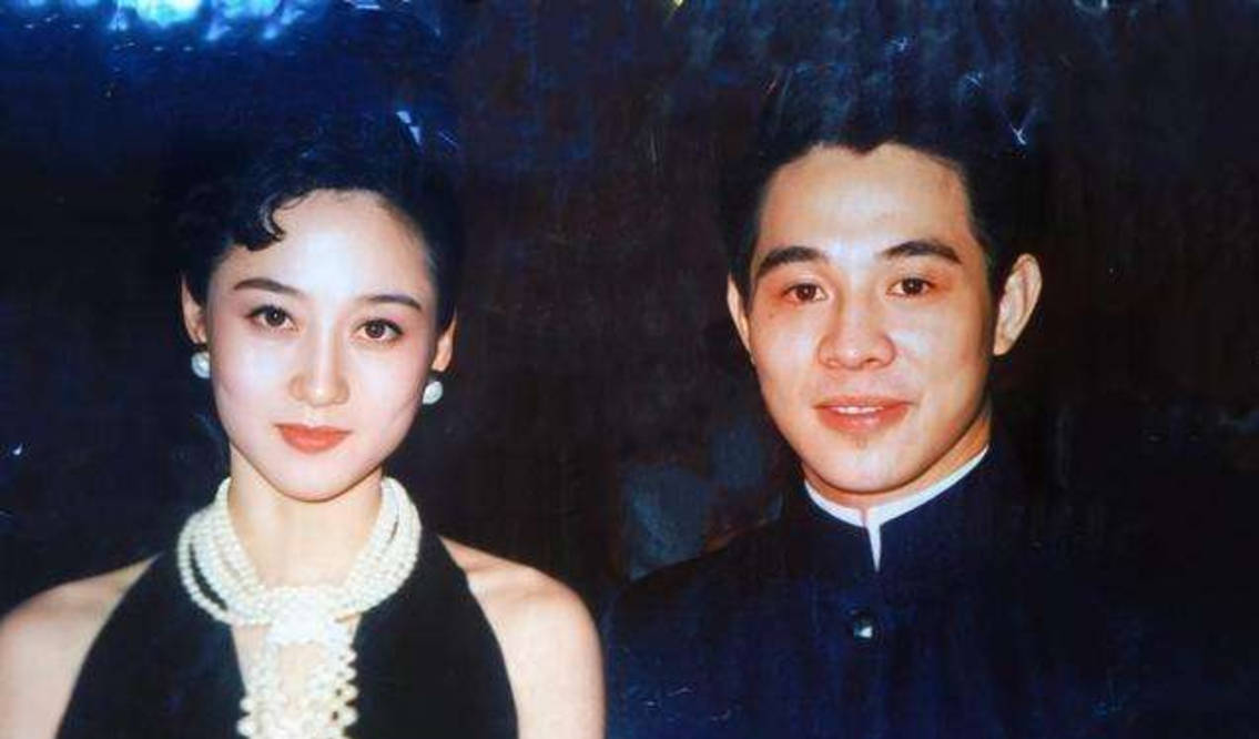 1999年李连杰高调迎娶利智为何却被港媒10字嘲讽