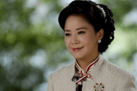 下巴“最丑紫薇”又整容，如今脸僵笑不出，这5位琼女郎都被整容毁了