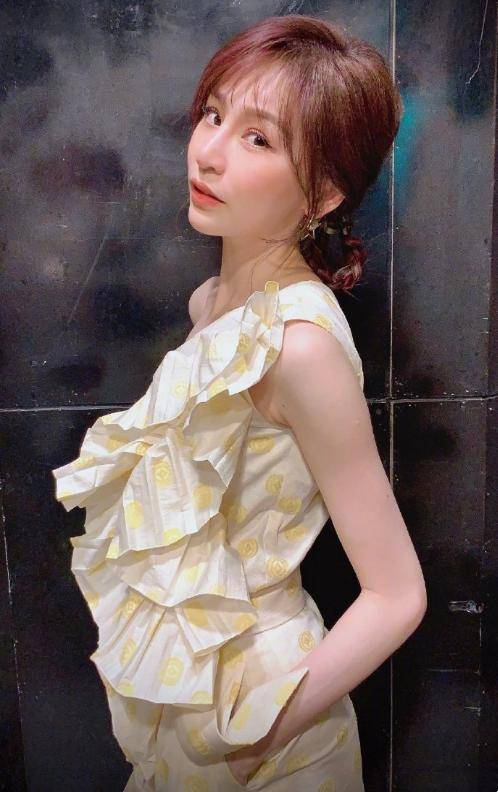 巅峰王心凌颜值重回巅峰?搭一字肩裙好少女,可僵硬脸皮还是暴露一切