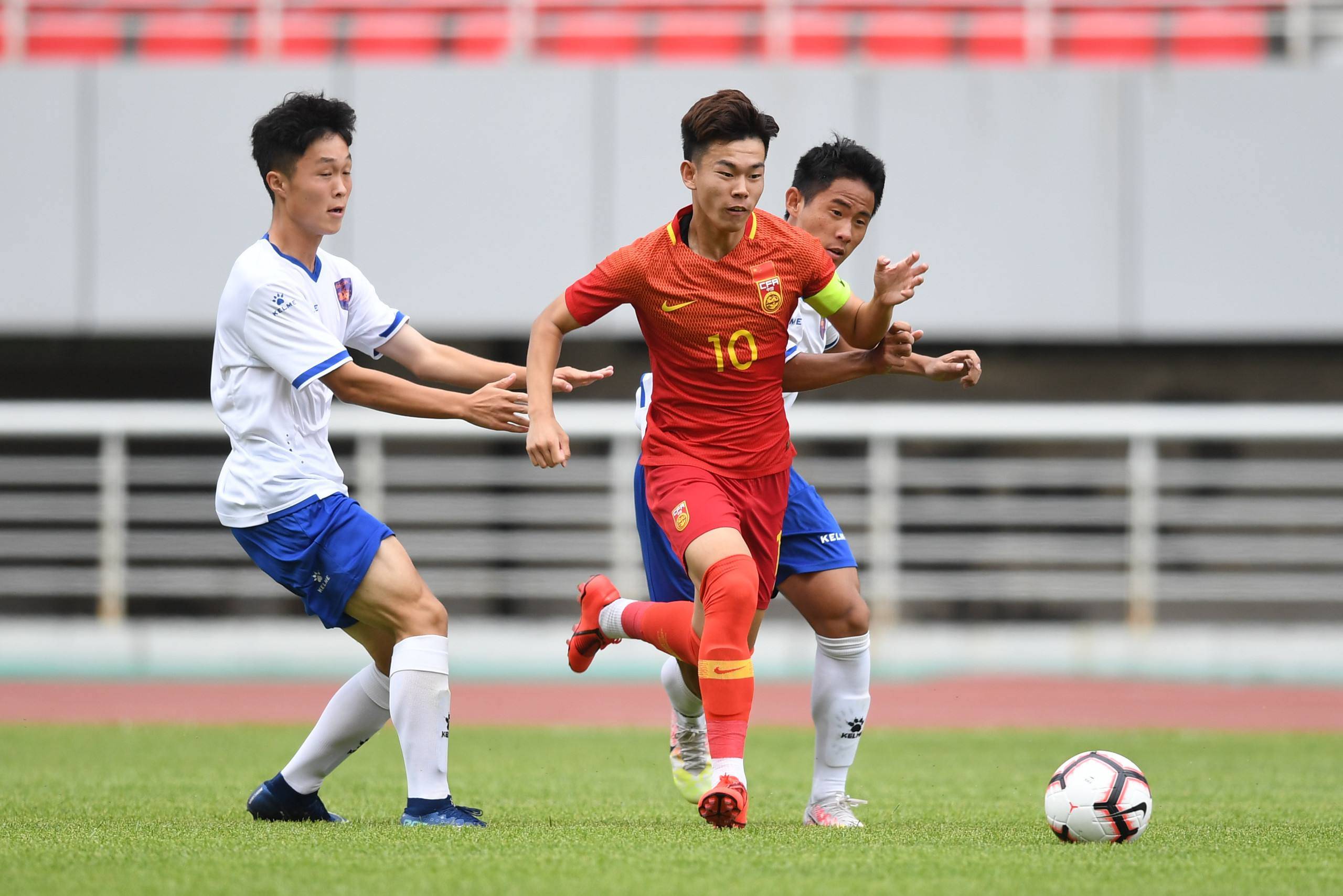 1-1,国足留洋小将首秀就爆发,年仅18岁,满屏腹肌,或接班武磊_何小珂