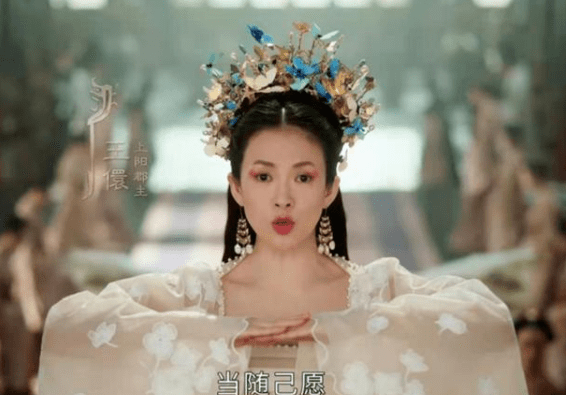 因为奚梦瑶二胎产后复出状态堪忧！为证身材领口大开，脸部却浮肿难消