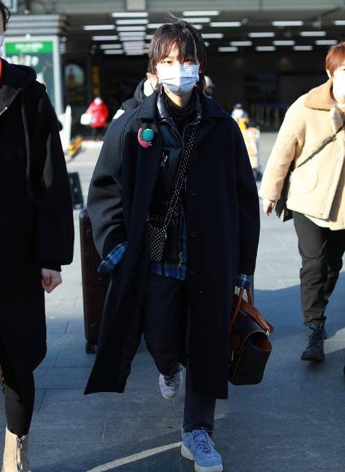 黄龄 33岁黄龄一身休闲装走机场,外面宽松,里面紧身,好身材显露无疑