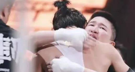 因为|为比赛错过妹妹成年礼,拳击比赛碾压张大大,却沦为洗白工具