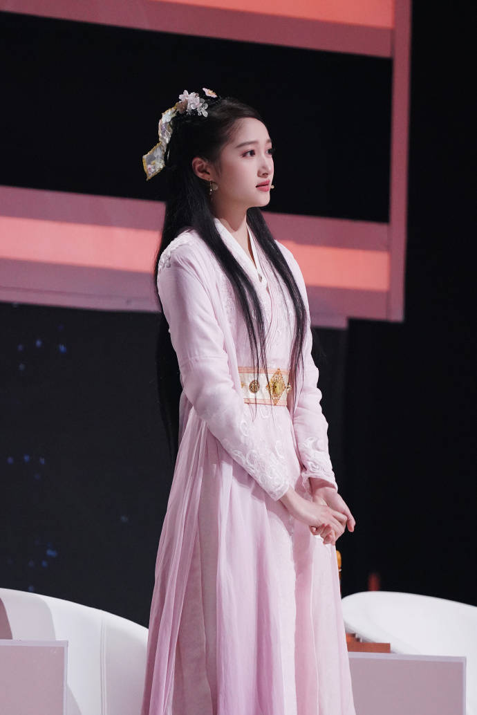 原创关晓彤古装造型绝了穿红色战衣手持长剑网友侠女好美