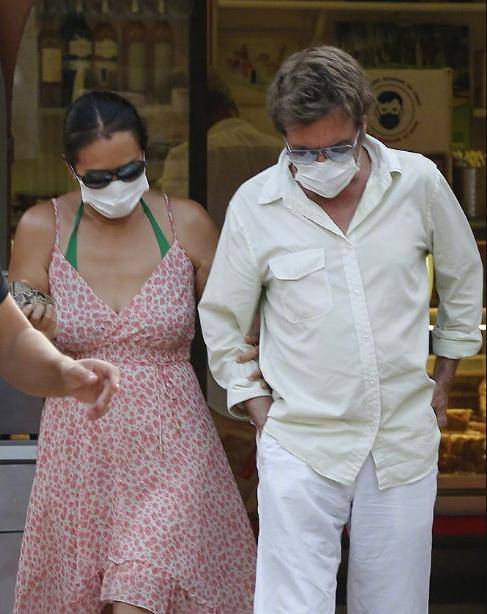 大妈 巩俐也难逃中年发福，可爱碎花裙穿出大妈感，肤色暗淡变化有点大