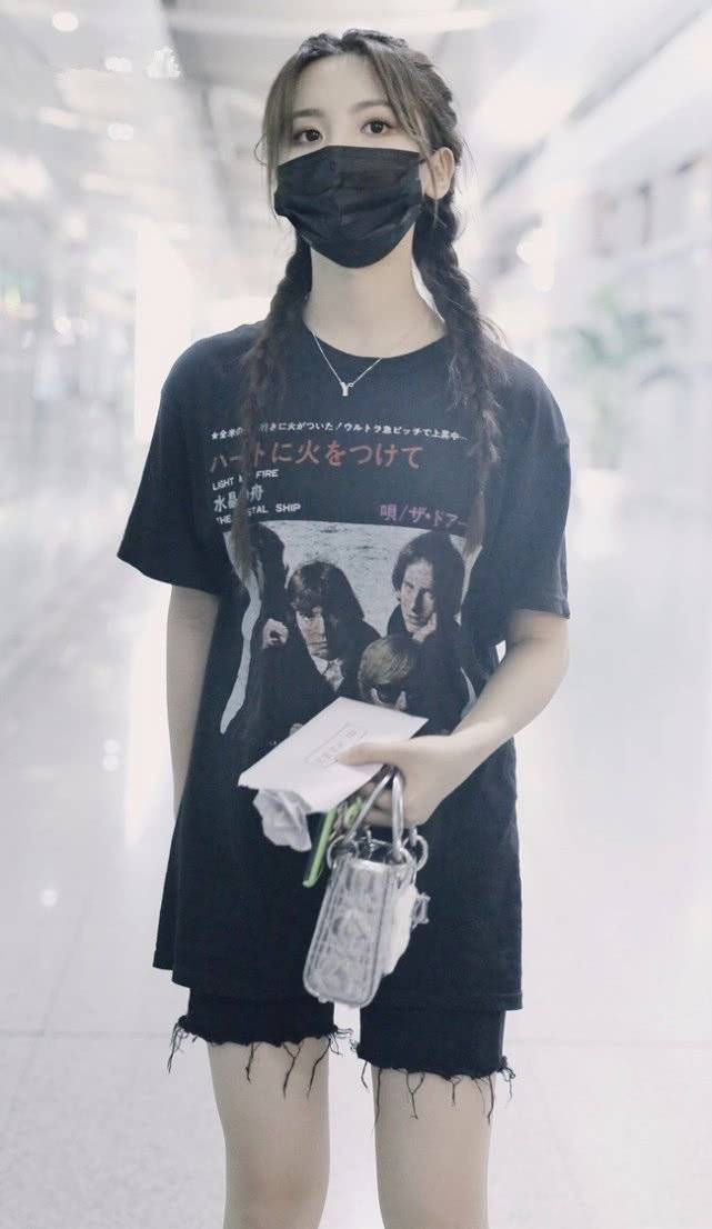 超越 杨超越不愧是村花好节俭，看到她这三分裤的裤边，自己剪的吧！