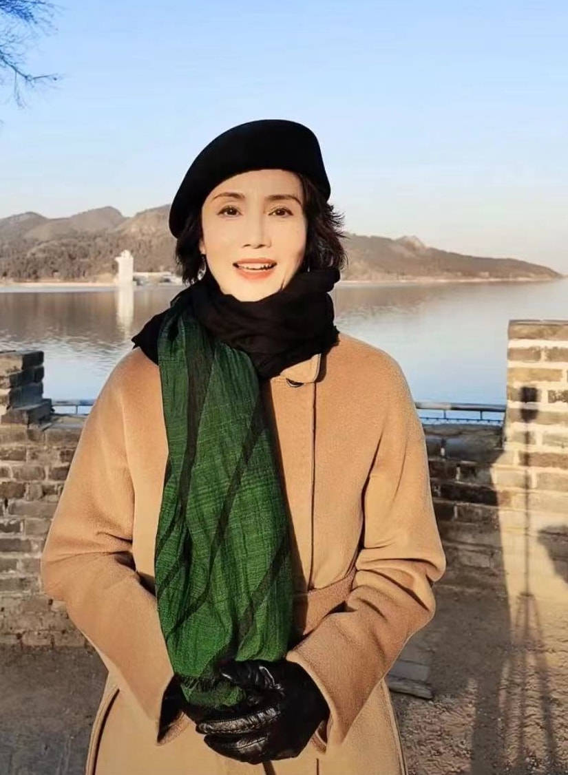 央视主播徐俐退休旅游打扮时髦像40多岁的婆婆90岁也很年轻